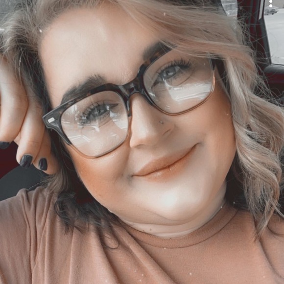 Meet your Posher, Kayley - Picture 2 of 2